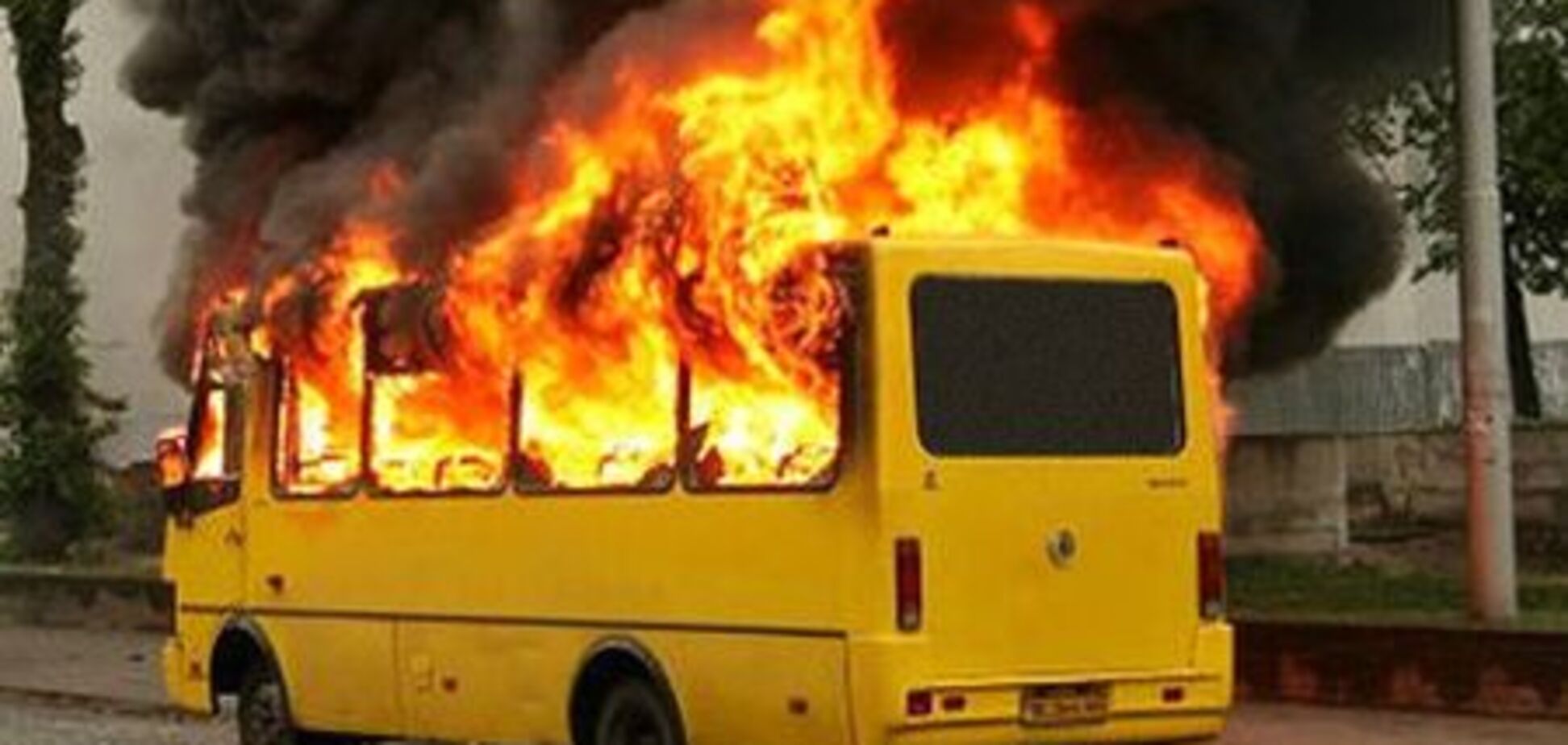 В Донецке горел пассажирский автобус