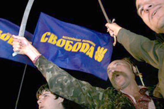 Во Львове люди Тягнибока замаливают грехи перед заседаниями