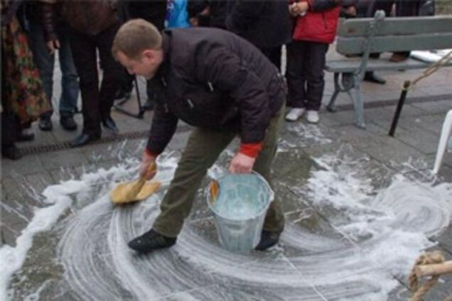После Януковича и Азарова Майдан помыли с мылом