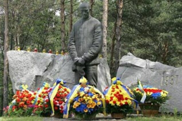 Качиньский: Россия должна признать Катынь геноцидом