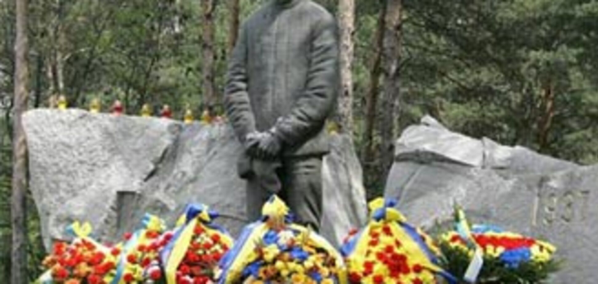 Качиньский: Россия должна признать Катынь геноцидом