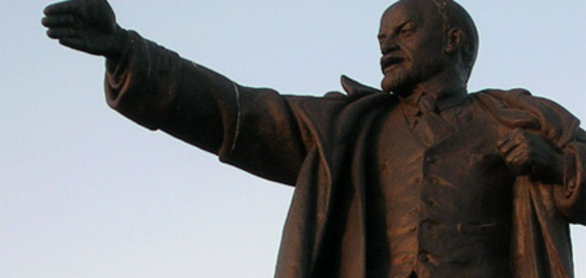 Памятник Ленину облили краской