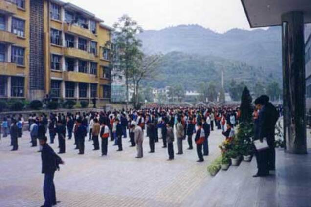 Около 100 детей пострадали в результате давки в школе