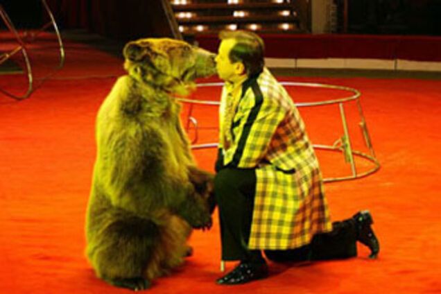 В цирке медведь набросился на дрессировщика