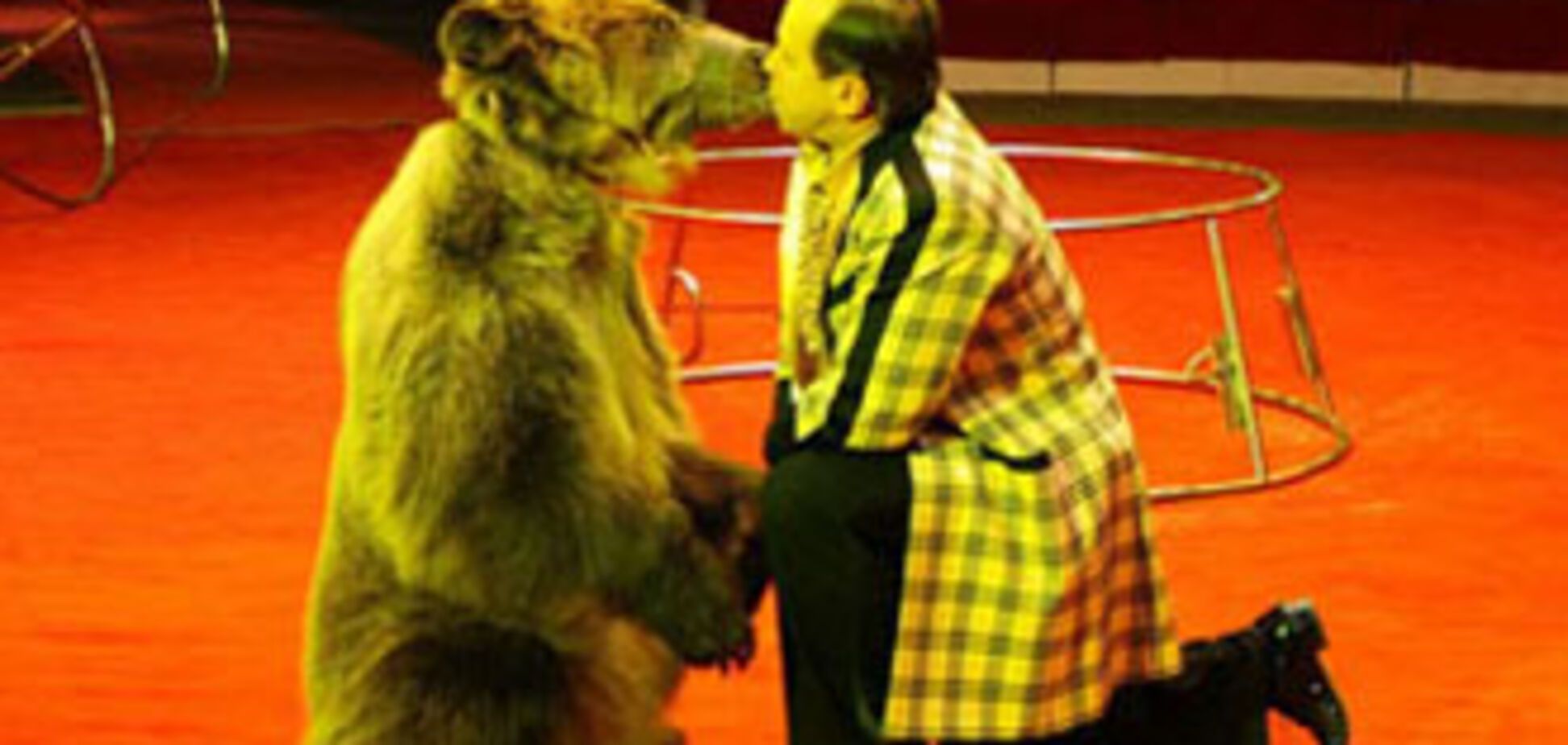 В цирке медведь набросился на дрессировщика