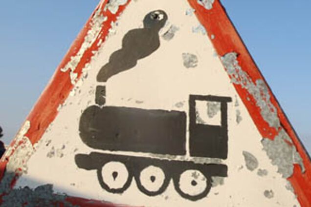 В Британии бетономешалка упала с моста на поезд