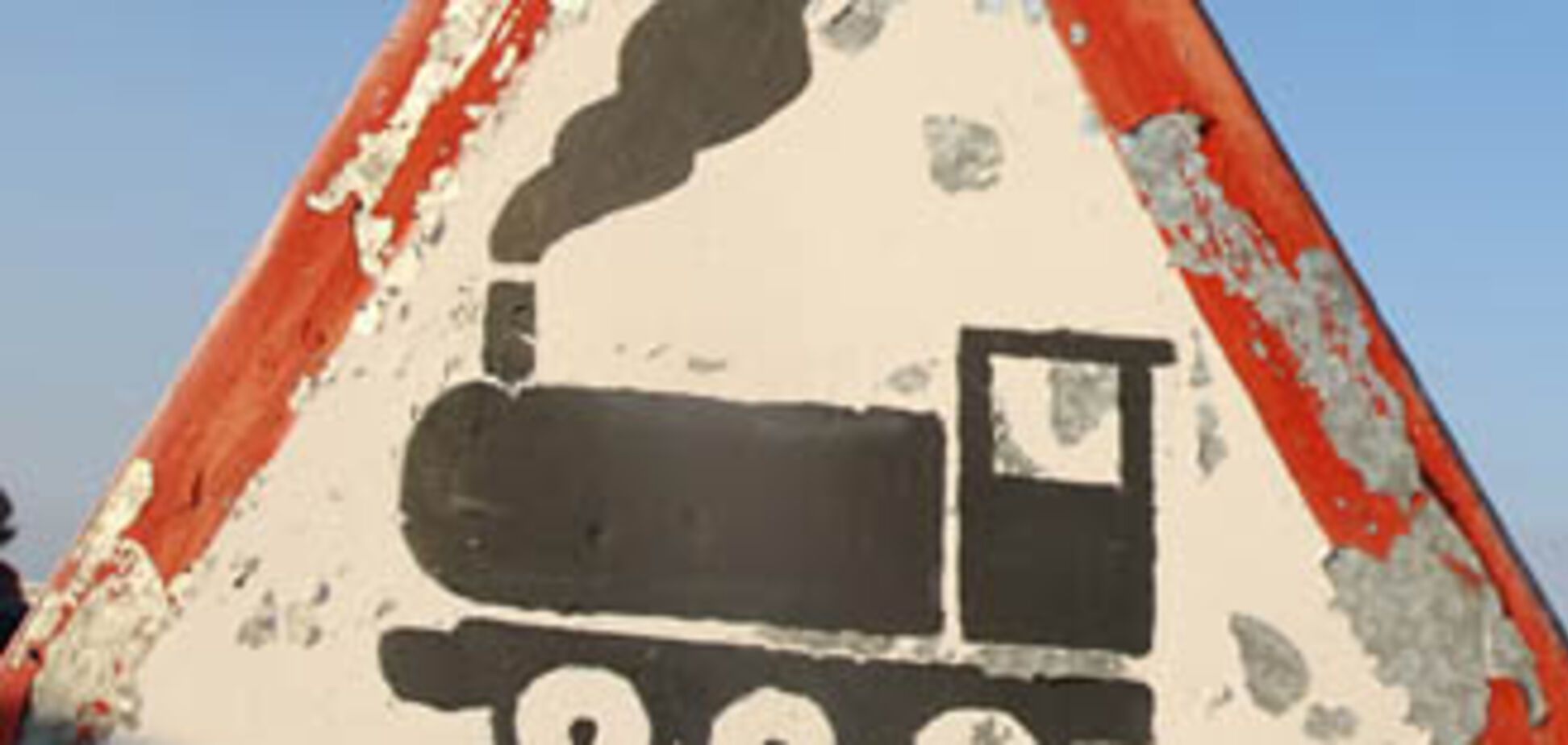 У Британії бетономішалка впала з мосту на потяг