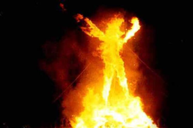 Студент облил себя бензином и поджег