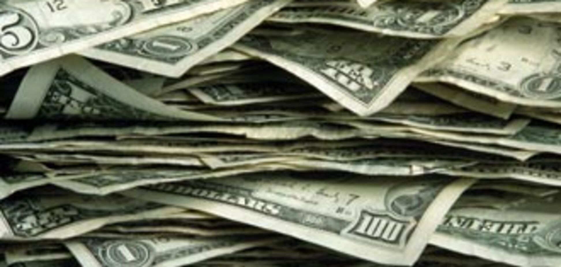 Валютная паника: украинцы снова скупают доллары
