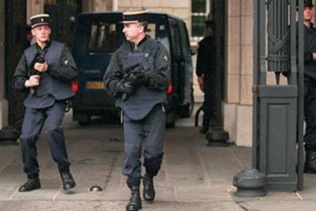 Вооруженный мужчина захватил заложников в офисе BMV