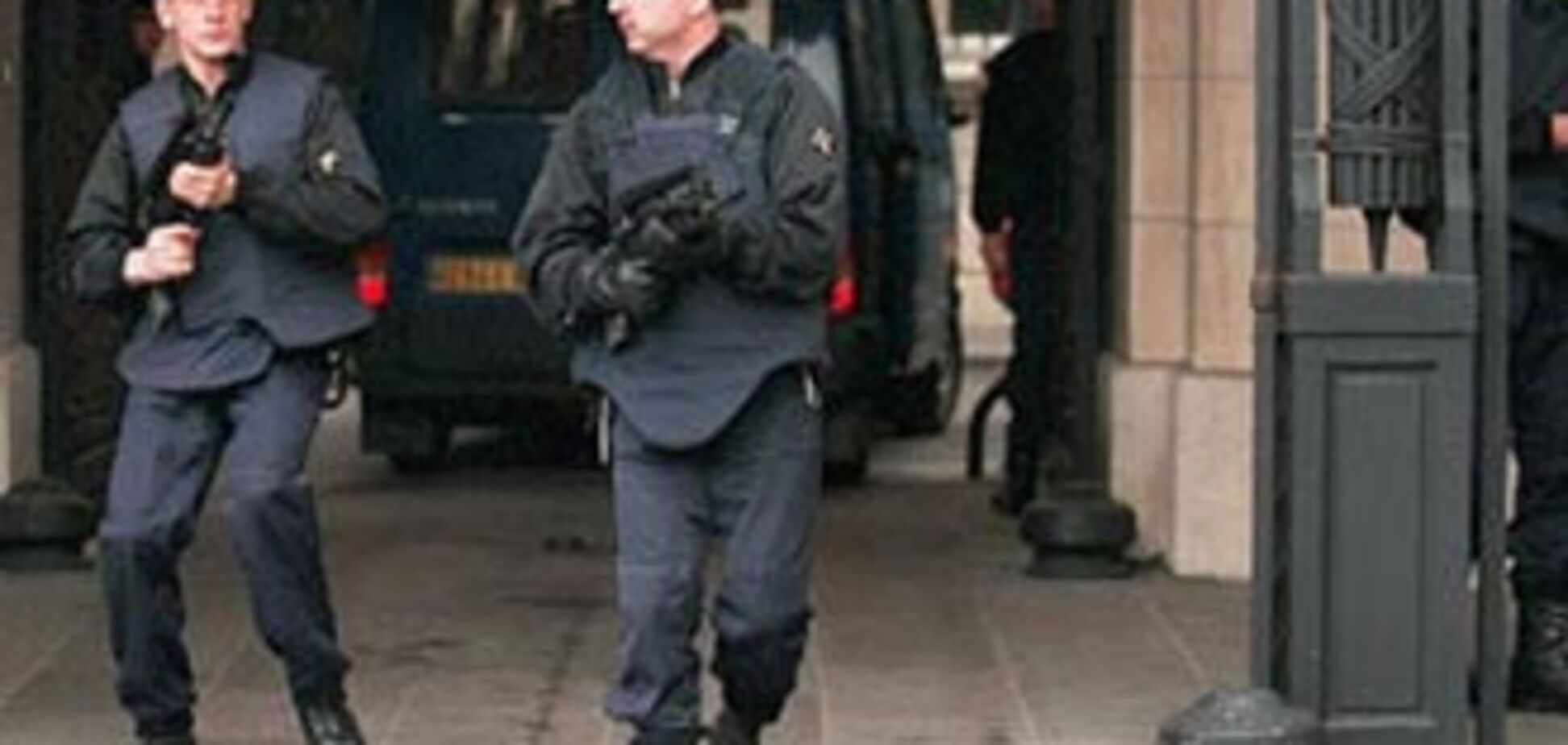 Вооруженный мужчина захватил заложников в офисе BMV