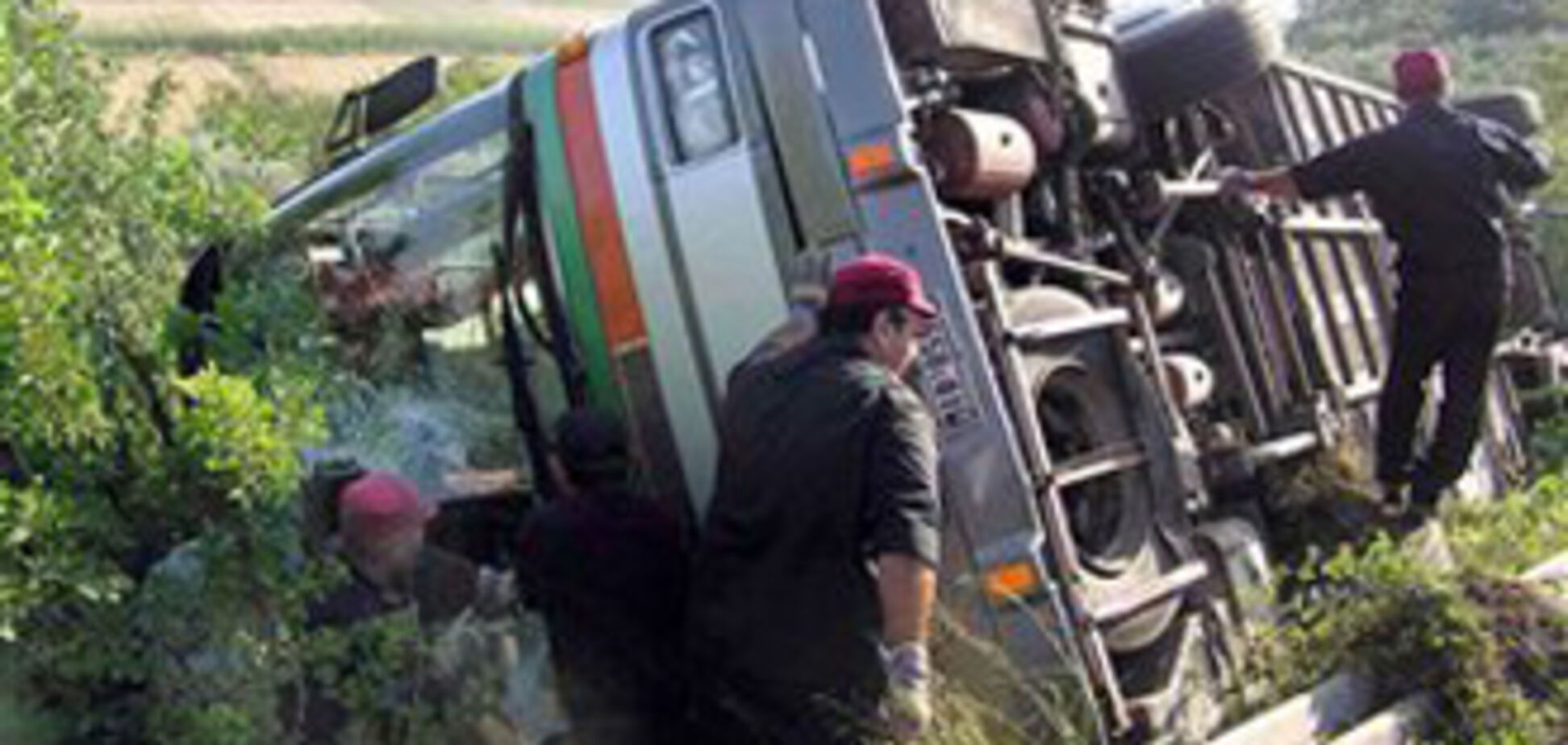 В Албании автобус с людьми упал в пропасть