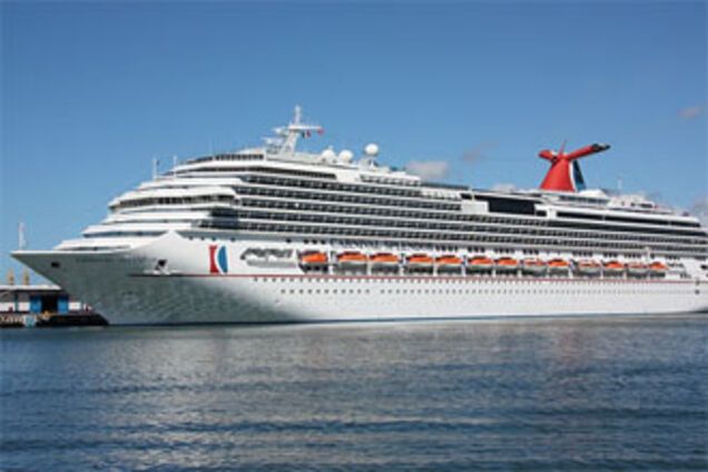 В океані зазнає лиха лайнер: на борту 4,5 тис. осіб