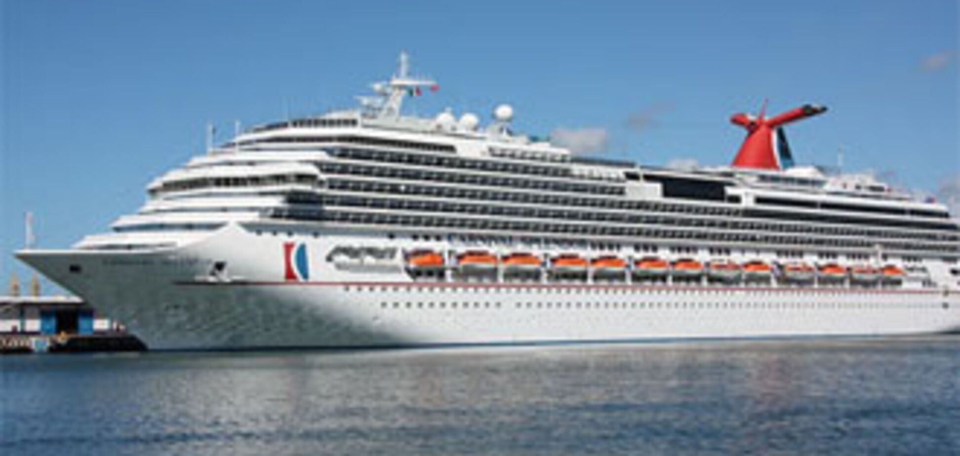 В океані зазнає лиха лайнер: на борту 4,5 тис. осіб