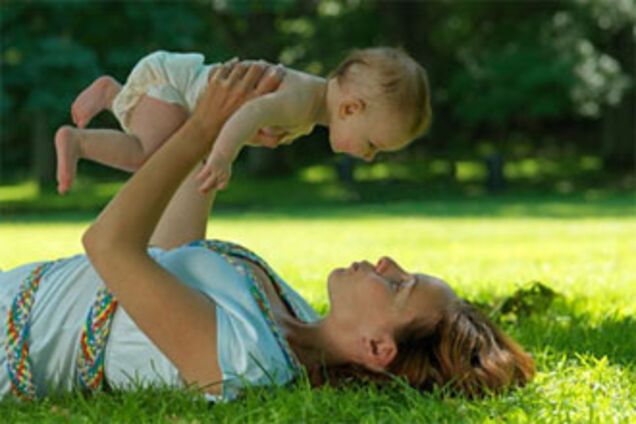 Янукович хочет увеличить выплаты при рождении ребенка