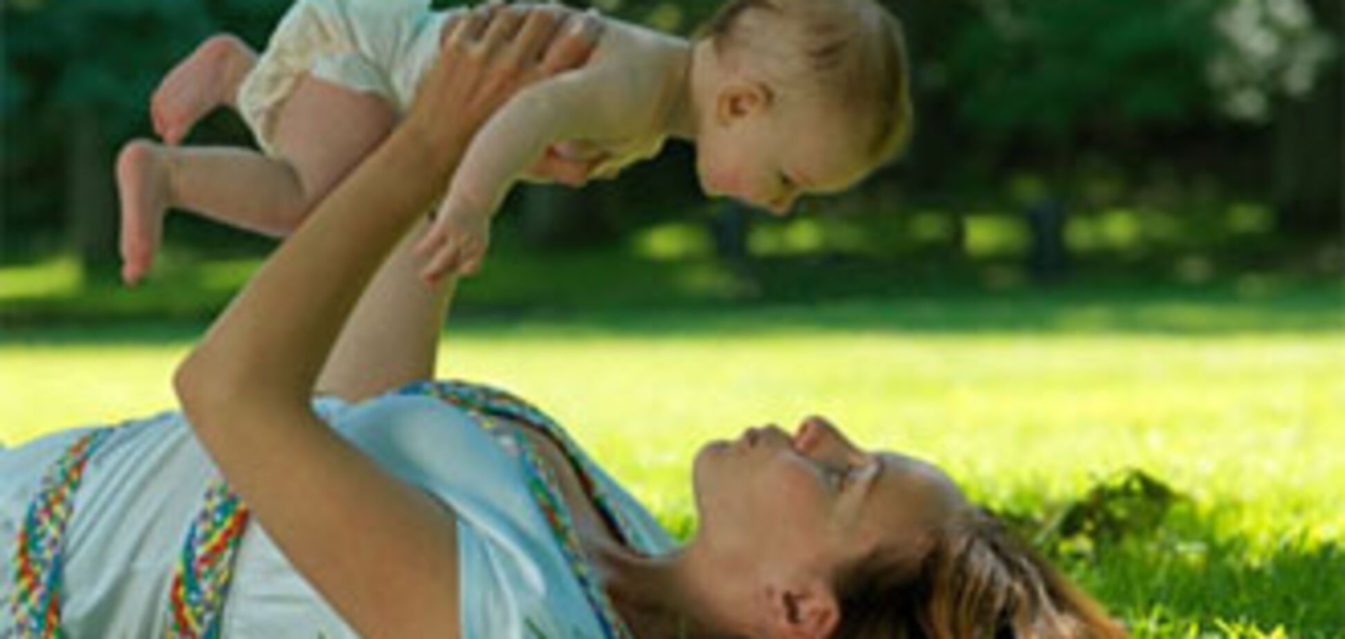 Янукович хочет увеличить выплаты при рождении ребенка