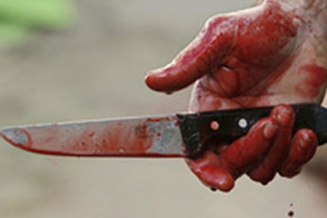 Возле метро убили ножом мужчину и ранили девушку