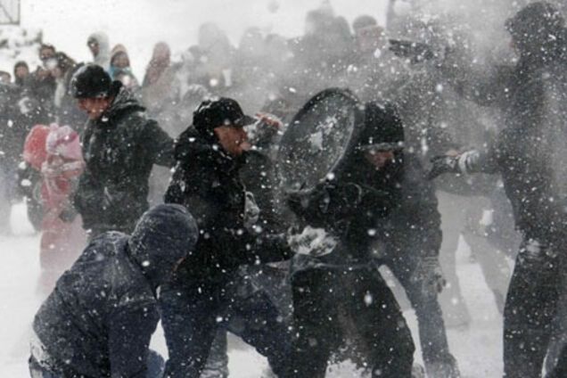 В Германии игра в снежки превратилась в массовую драку