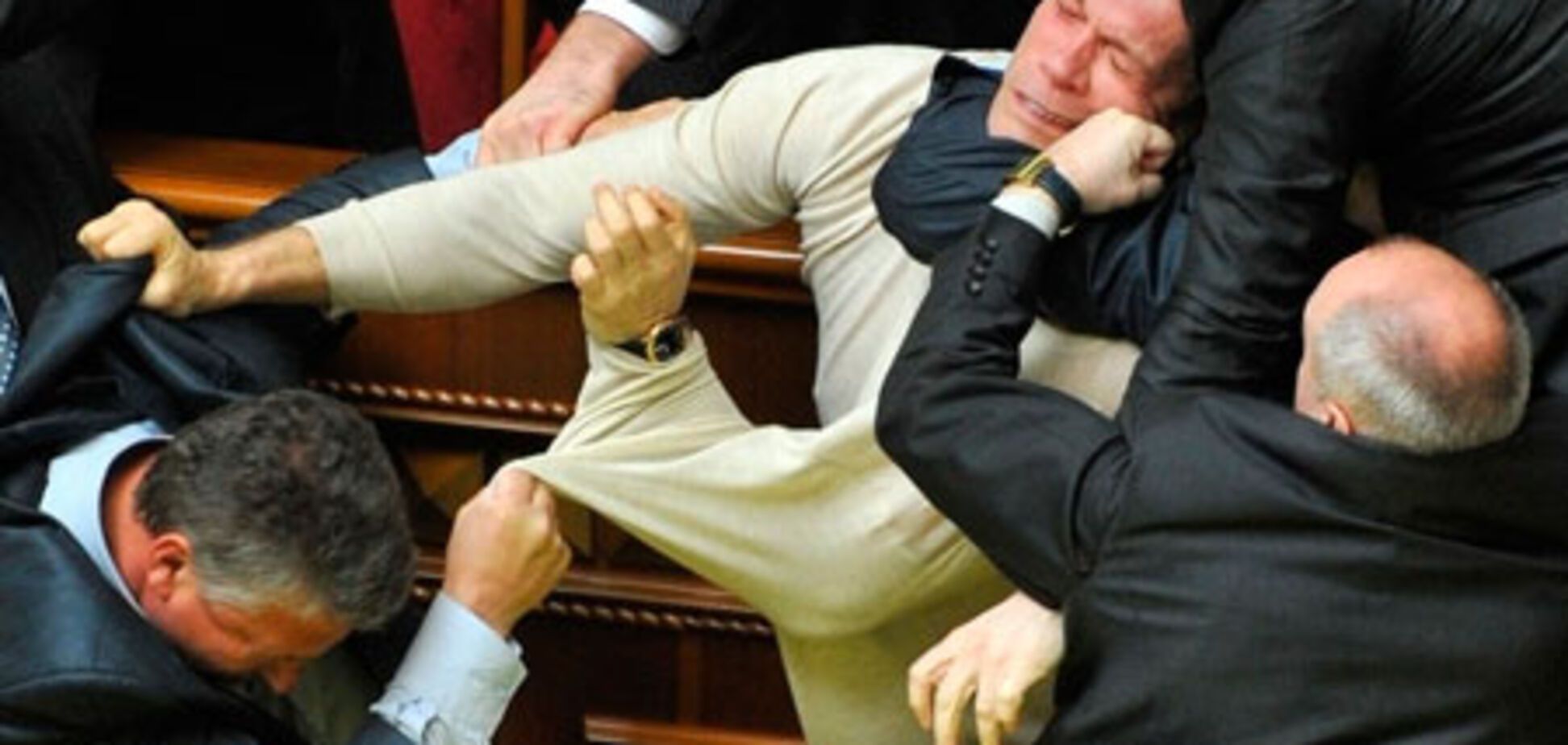 Тиждень летять стільців