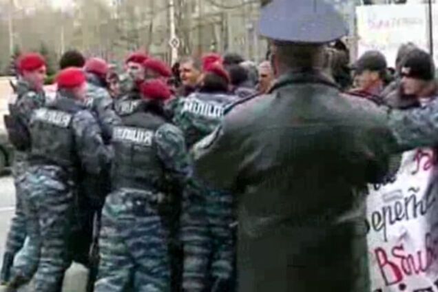 Как менты разгоняли митинг матерей в Николаеве. Видео