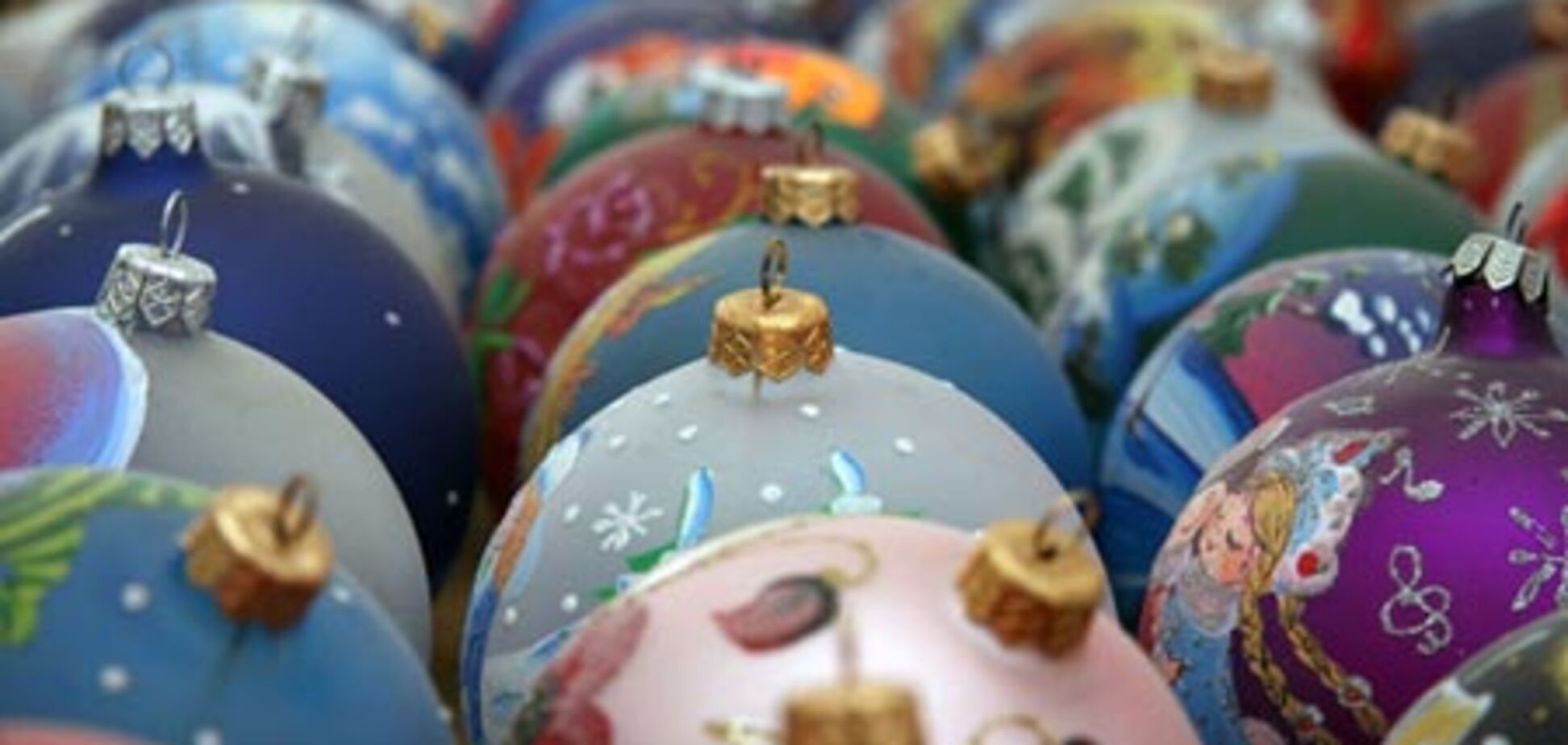 Нардеп Лук'янова втішає опозицію ялинковими іграшками