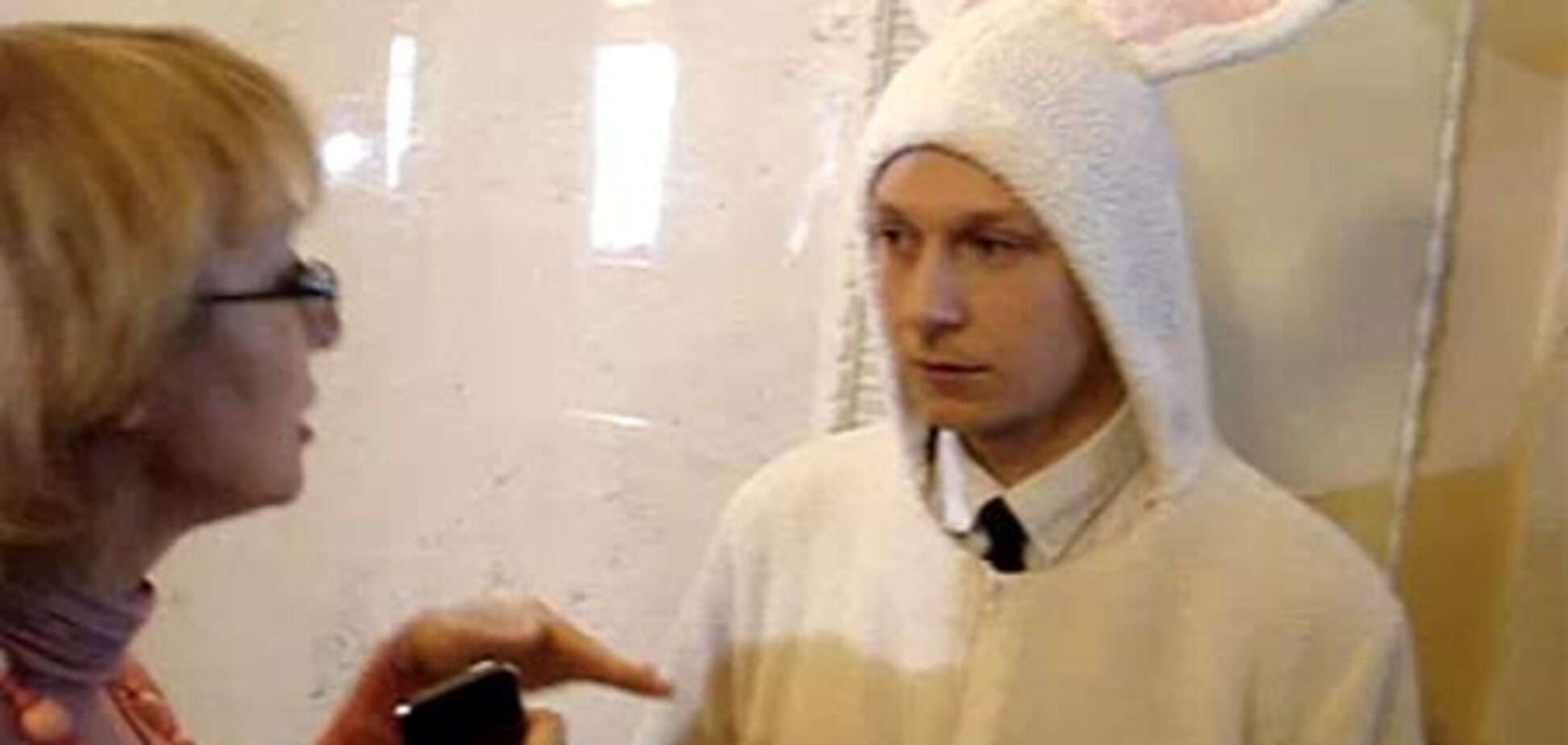 Одягнувшись зайцем журналіст довів, що Рада - цирк. ВІДЕО