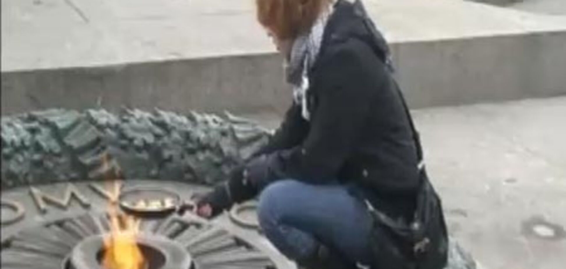 В Киеве задержана девушка, жарившая сосиски на Вечном огне