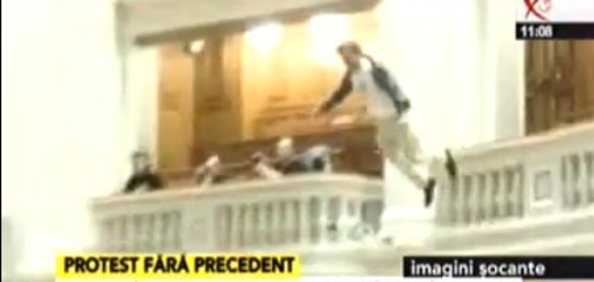 Журналист выбросился с балкона в парламенте Румынии. ВИДЕО