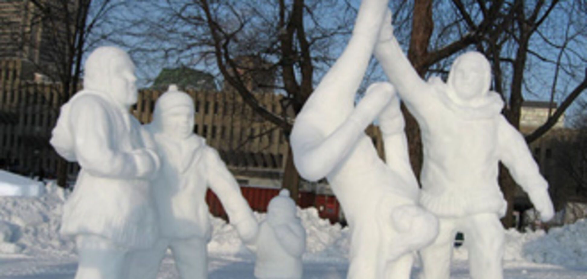 Дивовижні снігові фігури