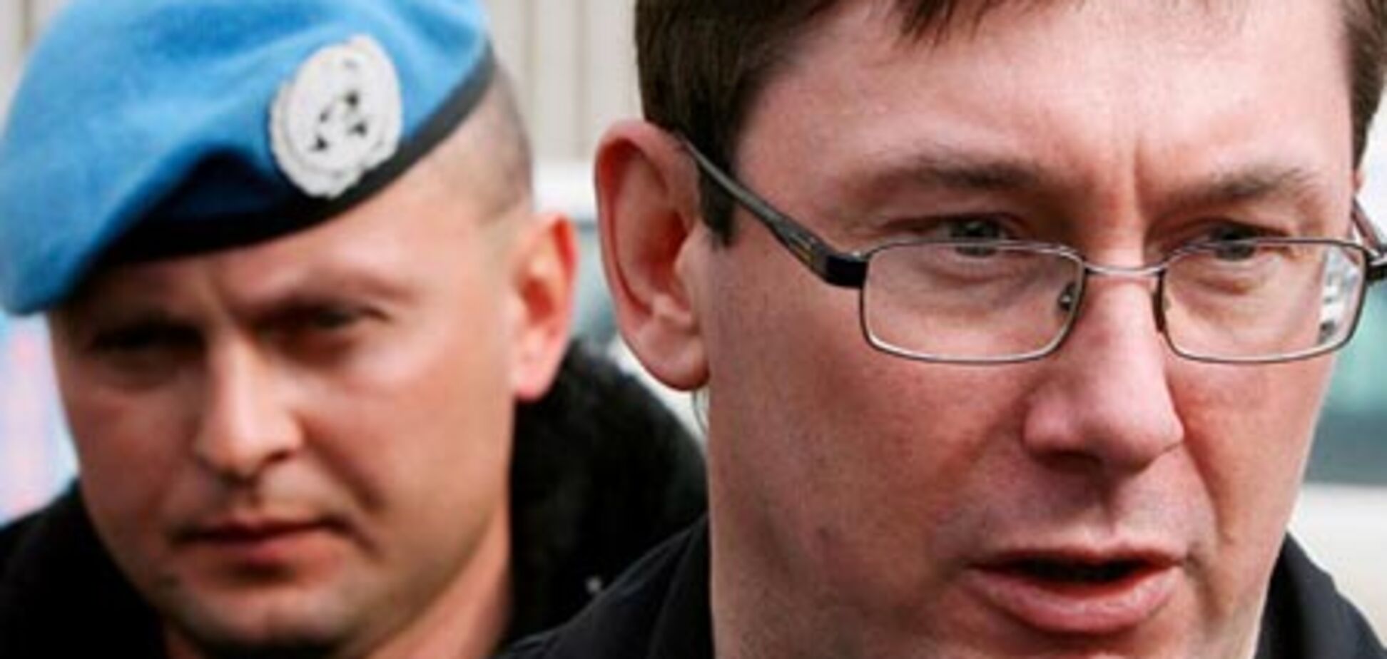 Суд над Луценко не розпочався: екс-міністра вивели в наручниках