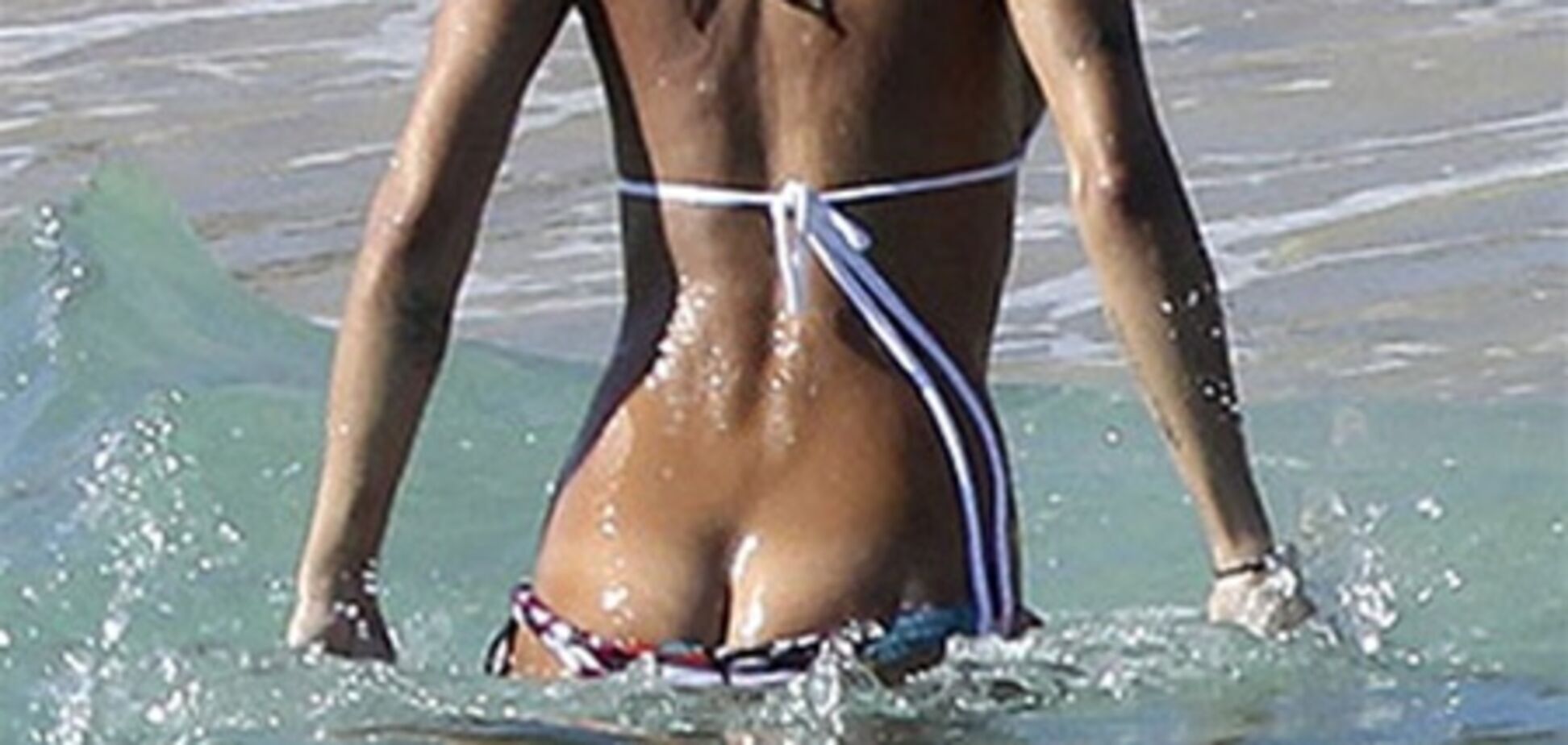 С подружки Джорджа Клуни сползли трусики