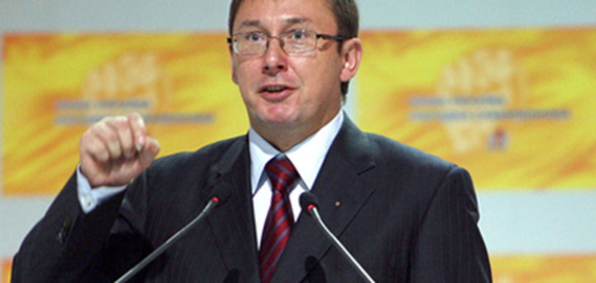 Луценко передал Ющенко привет из-за решетки