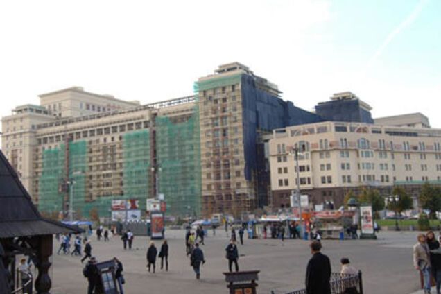 Один убит, двое покалечены витринным стеклом