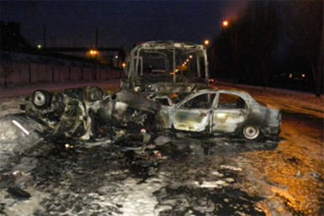 В ДТП сгорел автобус и две машины, 5 человек погибло  (ФОТО)