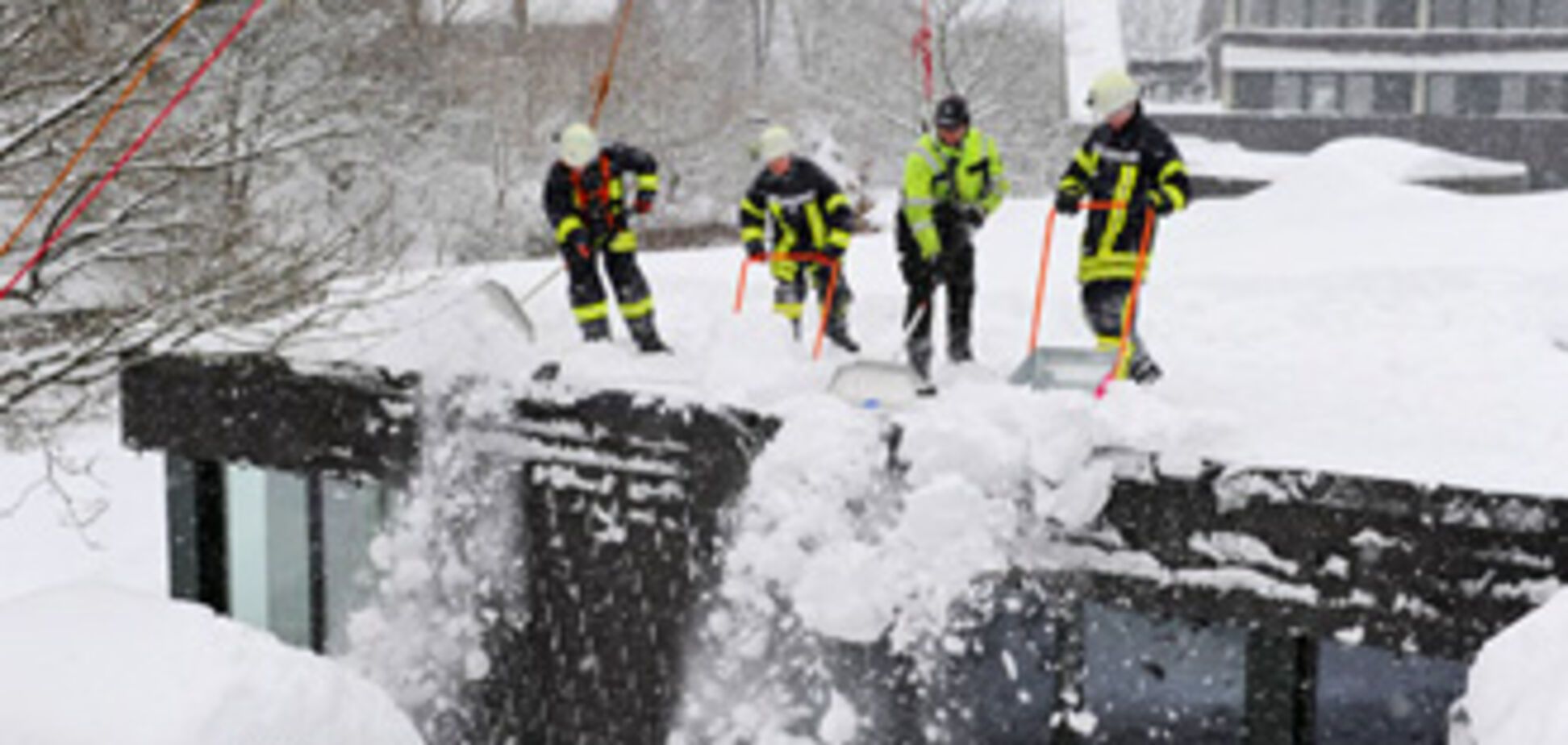 Европа парализована снегопадами