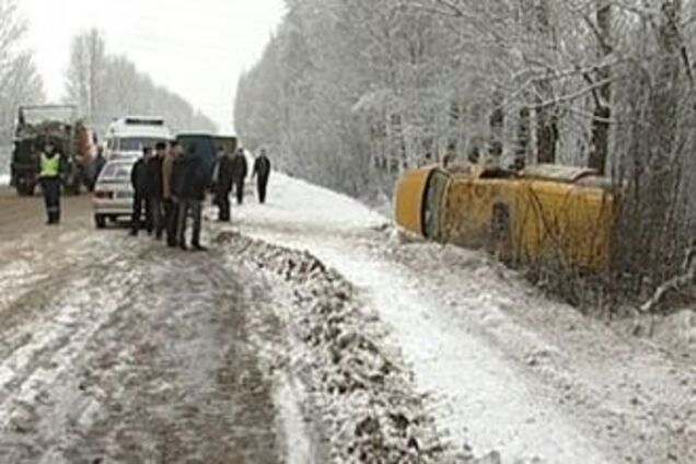 В Кривом Роге маршрутка врезалась в дерево, 7 пострадавших