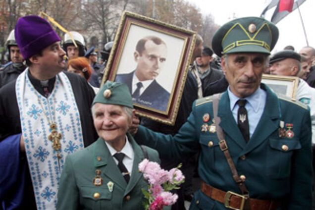 Янукович разберется с награждением Бандеры