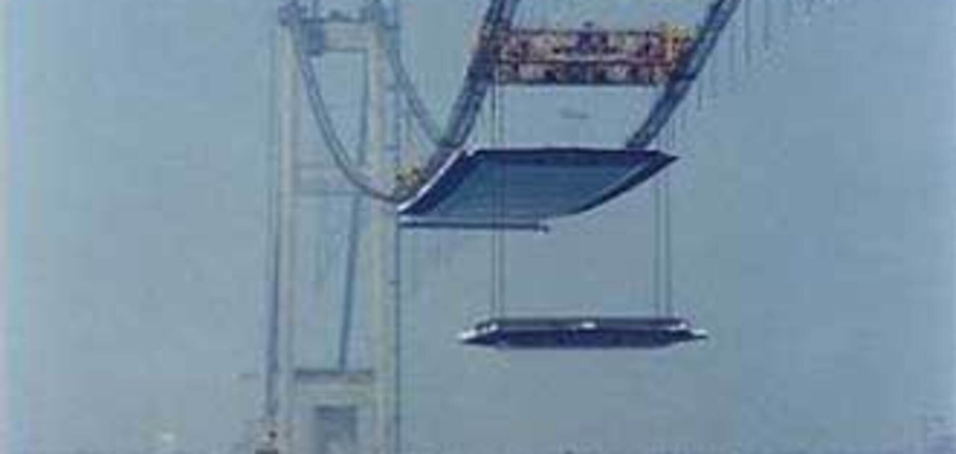 В Китае рухнул подвесной мост с туристами