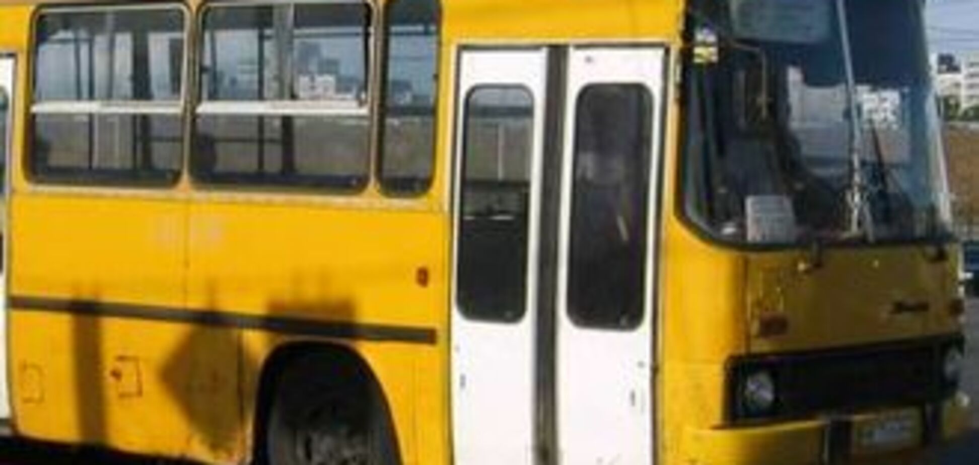 У Києві автобус з пасажирами протаранив фуру