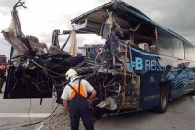 Школьный автобус столкнулся с грузовиком, более 10 жертв