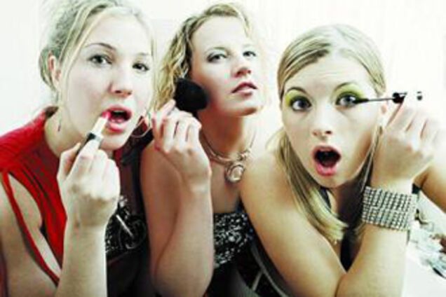 Женщина задумывается о своей внешности 252 раза в неделю