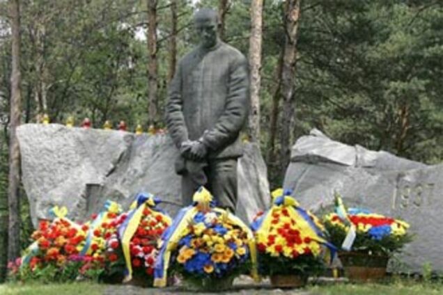 Президент Польши требует пустить его в Катынь