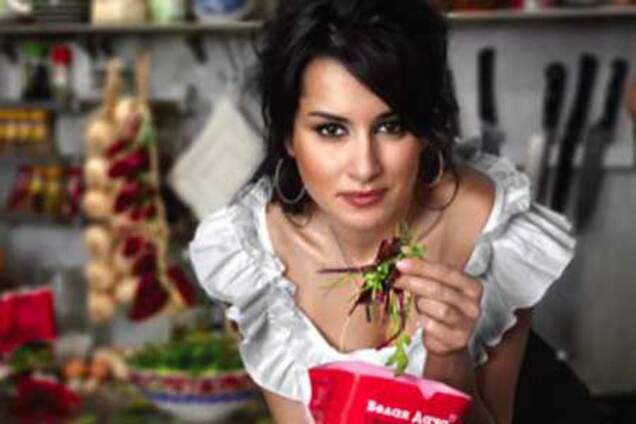 Тина Канделаки уплетает салат за деньги