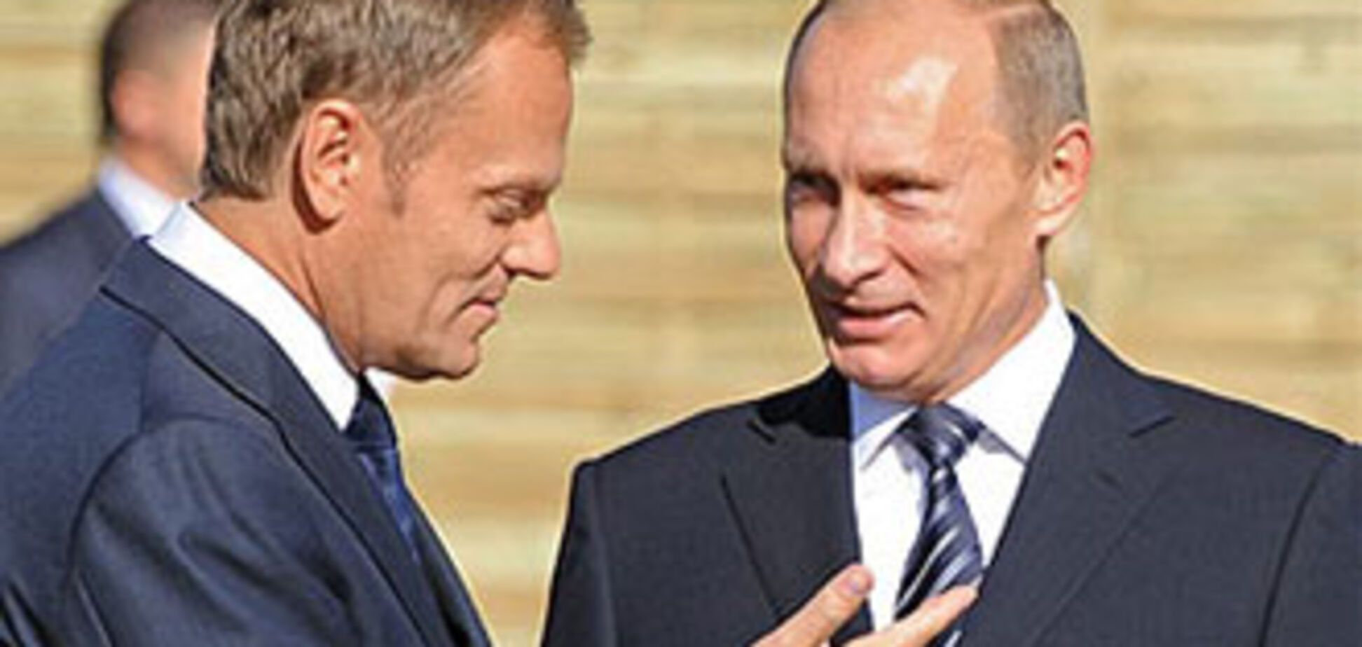 Путин пригласил Туска в Катынь