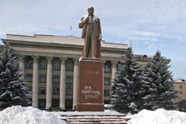 В Житомире Ленина отправили 'на свалку истории' (ФОТО)