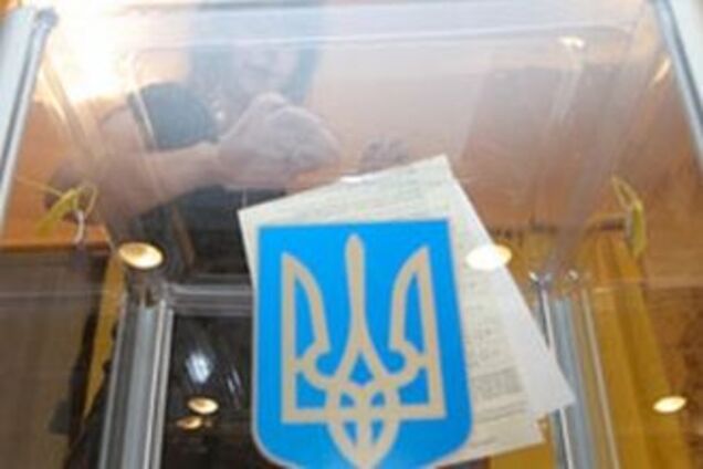 Чоловік прикував себе ланцюгами біля виборчкому