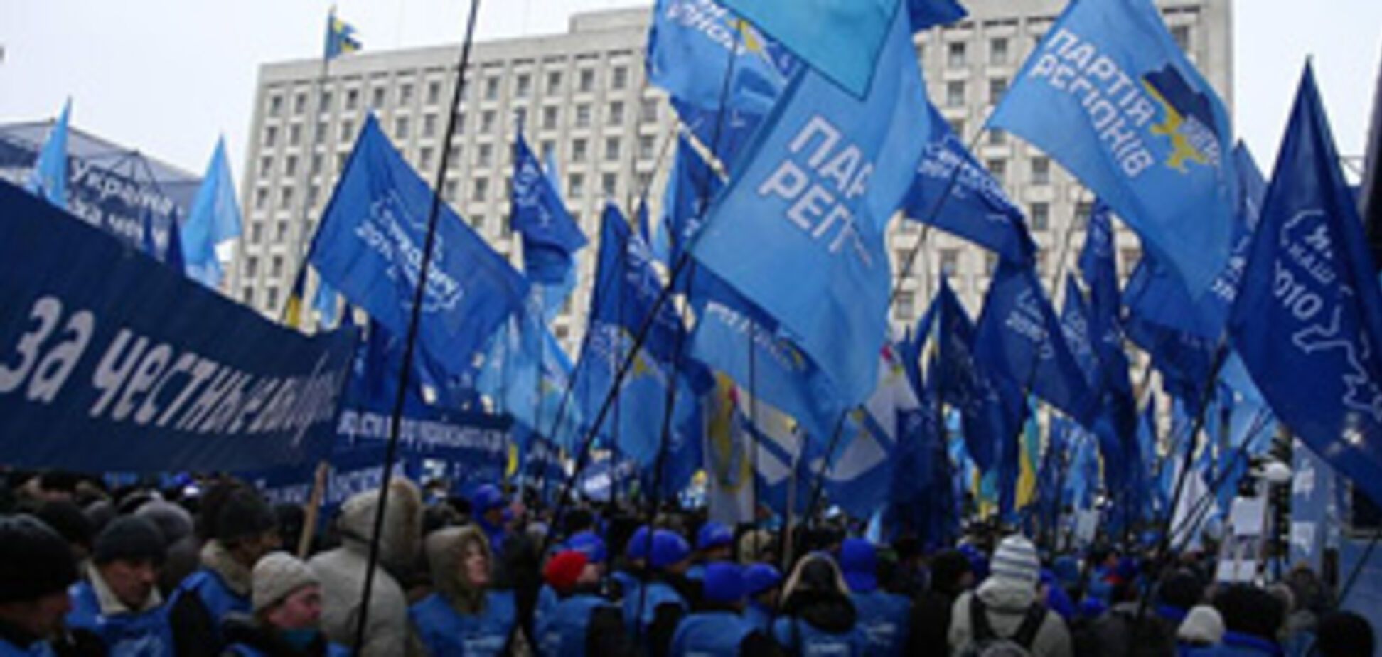 Мітингувальники взяли в облогу ЦВК (ФОТО)