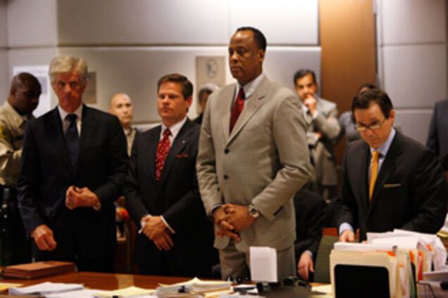 Врачу Джексона предъявили обвинение в убийстве