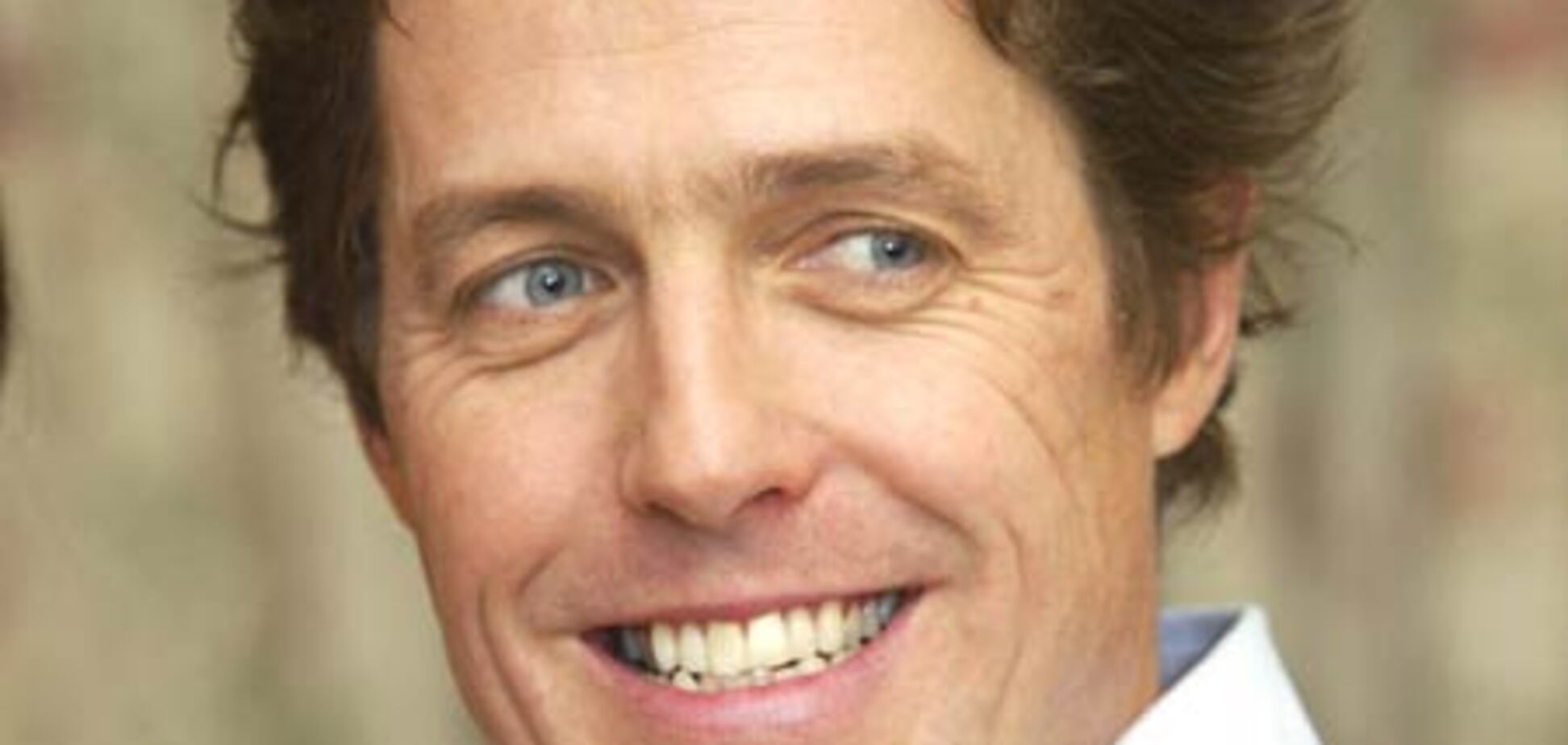 Хью Грант «бухает» с племянником в пабе