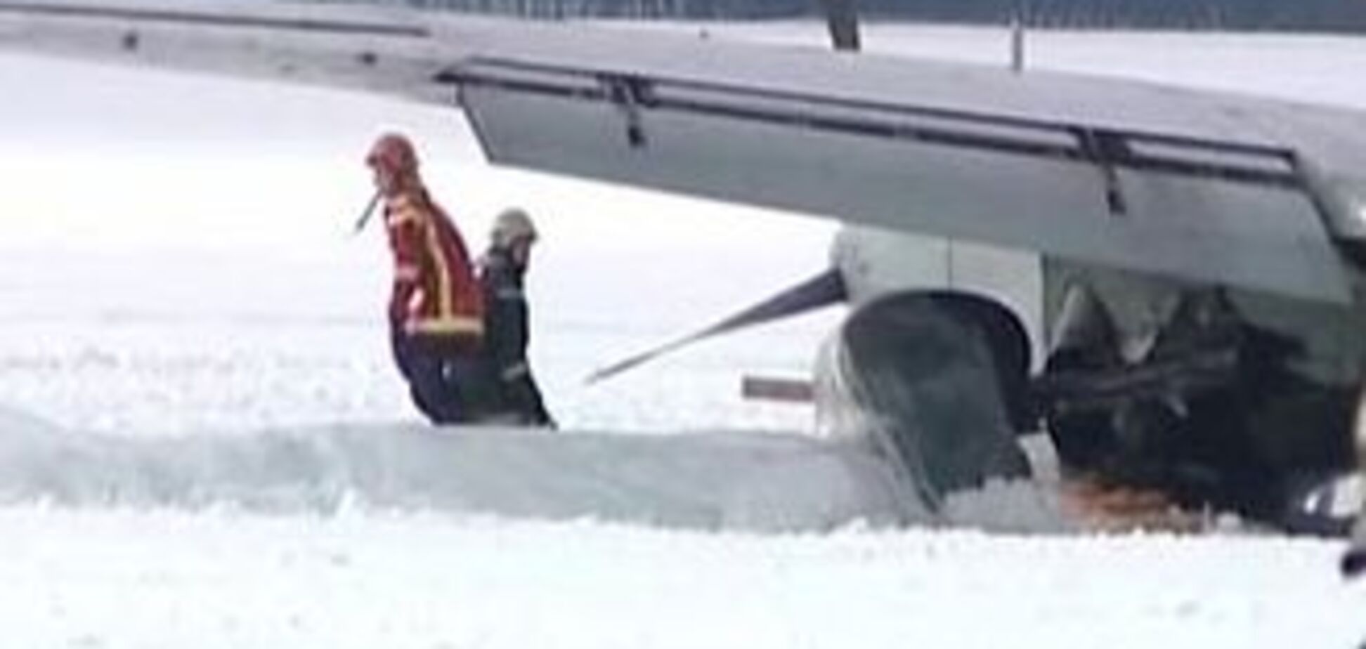 Грузовой самолет упал в озеро с питьевой водой